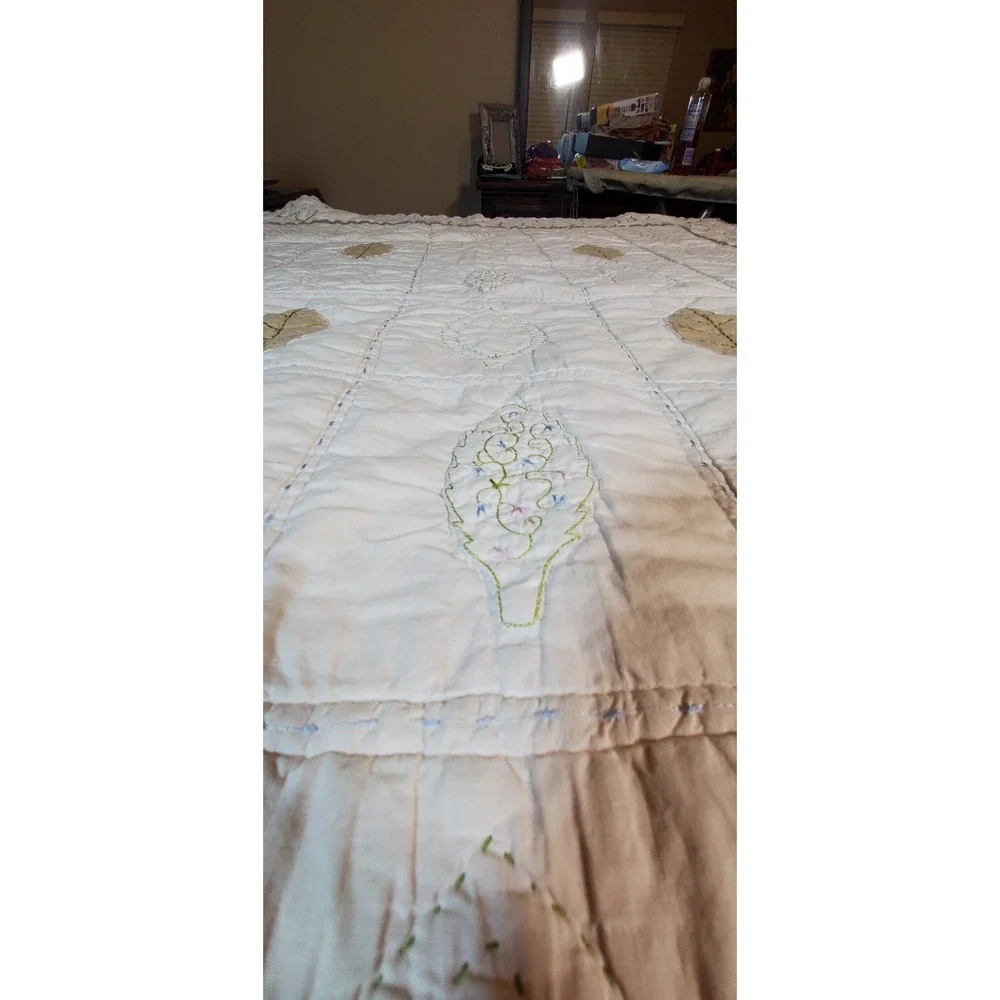 Vtg Handsewn Embroided Lap Quilt '70 Leaf‎ Motif - Need Minor Repair- 55x44